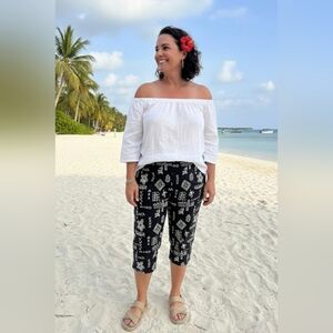 Elegant Black Patterned Women's Capris